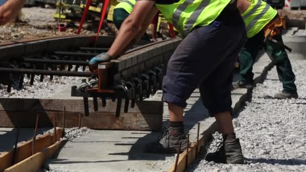 Los Trabajadores Instalan Nuevos Carriles Tranvía Durante Una Reconstrucción Ruta — Vídeos de Stock