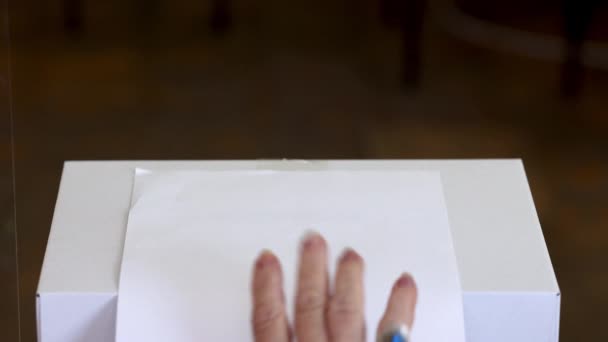 男子在投票站为选举投票 — 图库视频影像