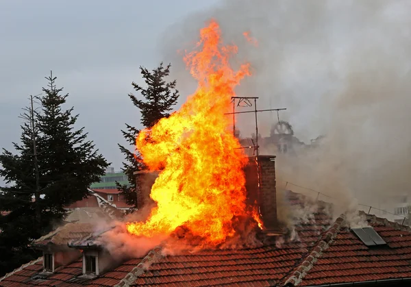 Égő ház tető — Stock Fotó