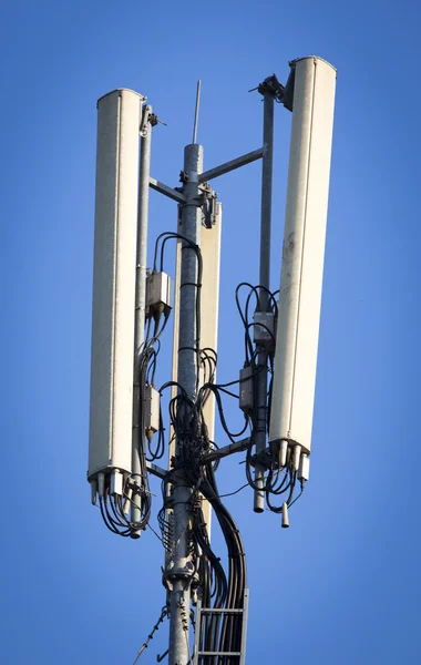 Komunikacji mobilnej anteny — Zdjęcie stockowe