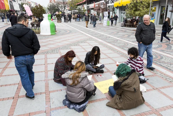 Jóvenes leyendo la calle —  Fotos de Stock