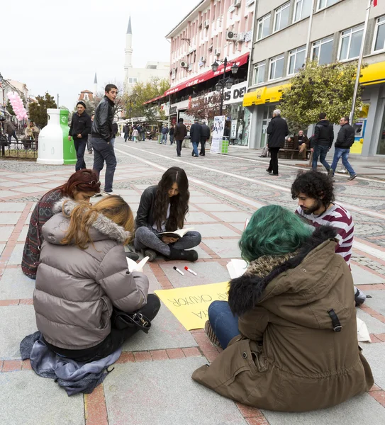 Giovani che leggono strada — Foto Stock