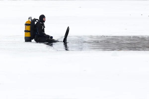 Água fria do gelo do mergulhador — Fotografia de Stock