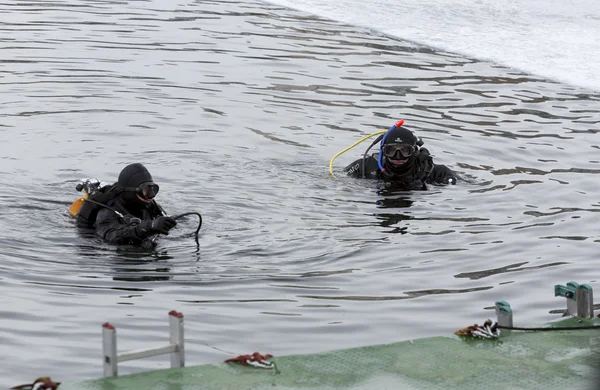 Subacquei ghiaccio acqua fredda — Foto Stock