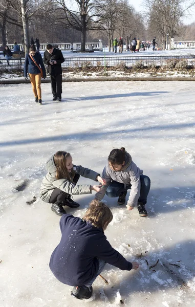 Frozen fountain children play — Stock Photo, Image