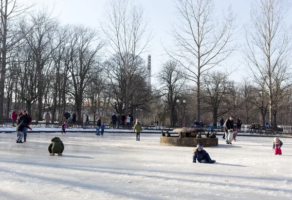 Frozen fountain children play — Stock Photo, Image