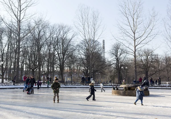 Frozen fountain children play — Stock Photo, Image