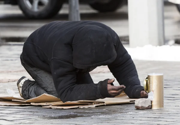 Mendicante senzatetto che implora — Foto Stock