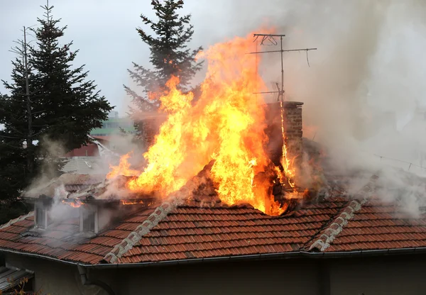 Toit de la maison en feu — Photo