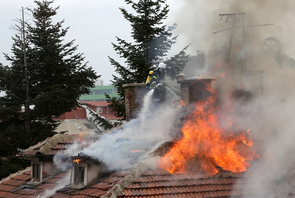 Πυροσβέστες καύση σπίτι — Φωτογραφία Αρχείου