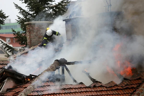 Pompiers maison en feu — Photo