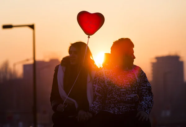 Young couple in love balloon heart — Stock Photo, Image