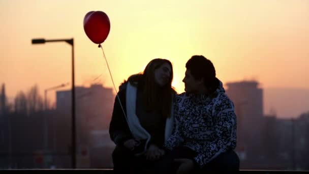 Jong koppel in liefde ballon hart — Stockvideo