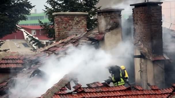 Bombero quemando casa, apagando fuego — Vídeos de Stock
