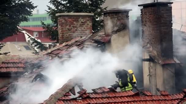 Firefighter burning house, putting out fire — Stock Video