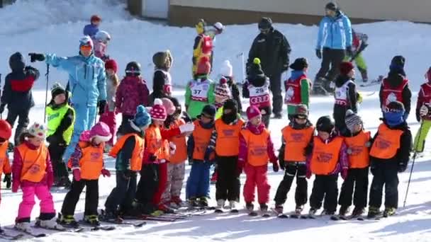 Wyciąg narciarski osób oczekujących — Wideo stockowe