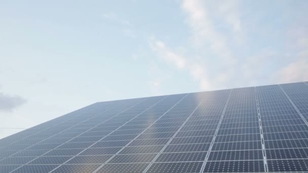Солнечные панели возобновляемых источников энергии — стоковое видео