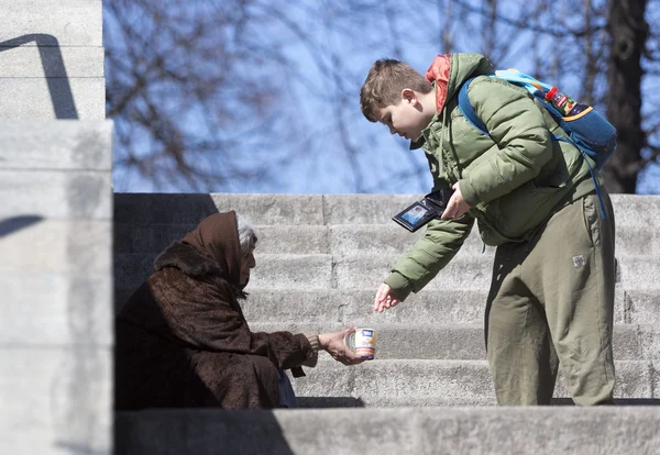 Un mendicante senzatetto che dà soldi — Foto Stock