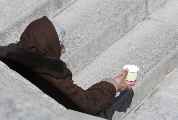 Donna senzatetto che implora — Foto Stock