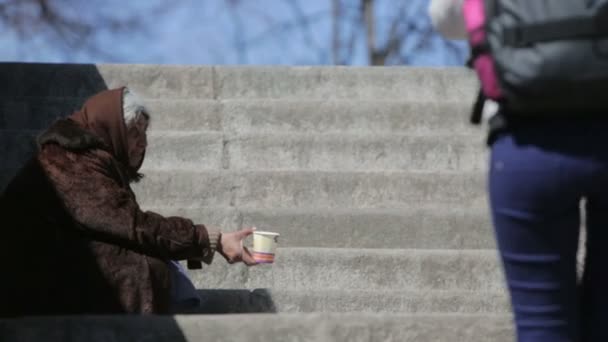 Mujer sin hogar mendigando — Vídeos de Stock