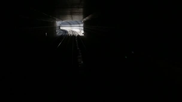 U-Bahn-Tunnel. Lokführer am Steuer — Stockvideo