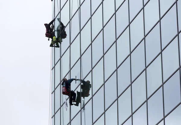 Trabajadores sanitarios limpieza fachada de vidrio hotel — Foto de Stock