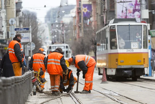 Tramvay yolu işçileri tamir hummer onarmak — Stok fotoğraf