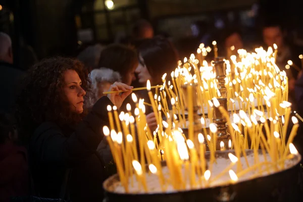 Chiesa candele donna illuminazione — Foto Stock