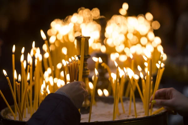 Candele della Chiesa mani umane — Foto Stock