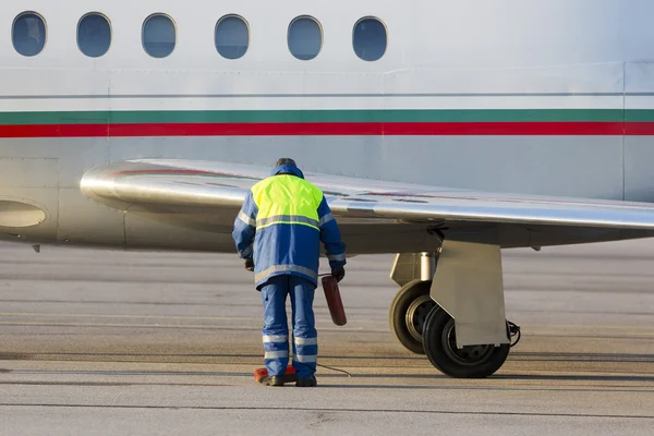 Aeropuerto trabajador pista avión — Foto de Stock