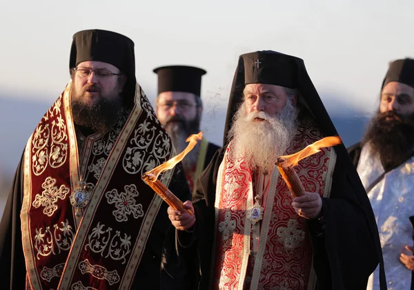 Hıristiyan rahipler kutsal ateş — Stok fotoğraf