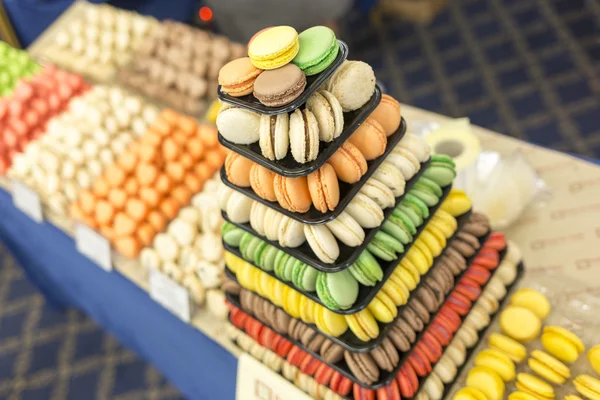 Kleurrijke zoete snoepjes gebak piramide macarons — Stockfoto