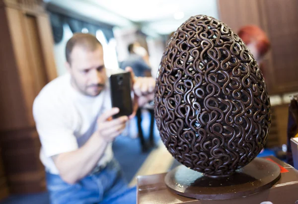 Handgemaakte grote chocolade ei — Stockfoto