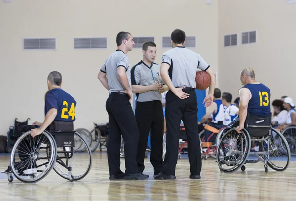 Baloncesto en sillas de ruedas para jugadores con discapacidad física jueces — Foto de Stock