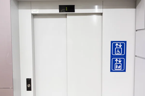 Elevator for mothers and physically disabled — Stock Photo, Image