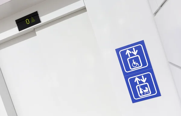 Elevator for mothers and physically disabled — Stock Photo, Image