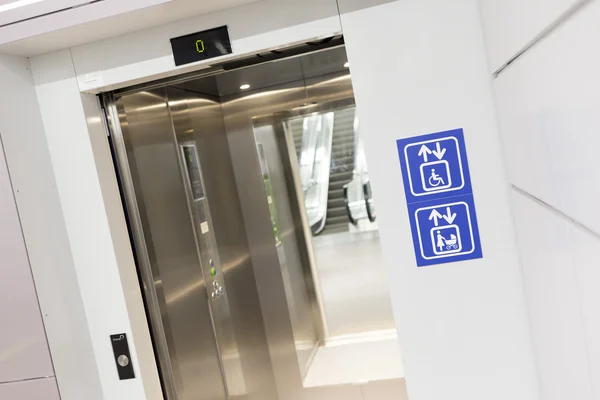 Opened elevator for mothers and physically disabled — Stock Photo, Image