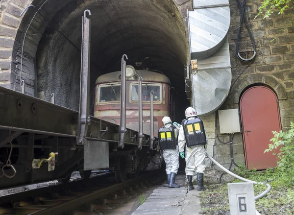 Sostanze chimiche tossiche persone di soccorso di emergenza — Foto Stock