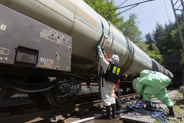 Giftiga kemikalier syror akut team nära tank — Stockfoto