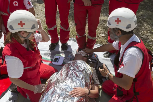 Εθελοντές Ερυθρού Σταυρού εθελοντικά οργάνωση — Φωτογραφία Αρχείου