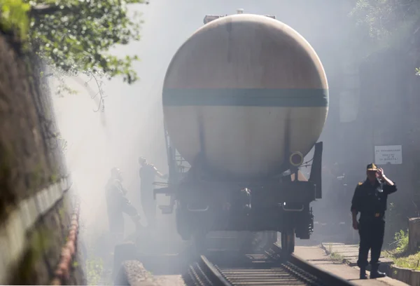 Tanker train insmoke firefighters — Stock Photo, Image