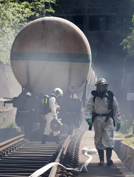 Giftige chemicaliën zuren noodgevallen trein brandweerlieden — Stockfoto