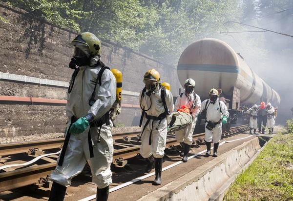 Sostanze chimiche tossiche persone di soccorso di emergenza — Foto Stock