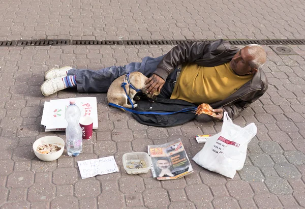 Mendicante con cane per strada — Foto Stock