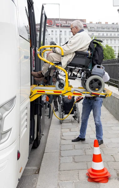 Fysiskt funktionshindrade buss tillgänglighet plattform — Stockfoto