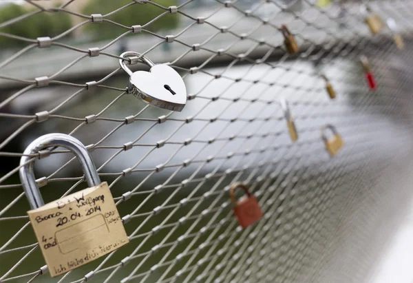 Liefde hangsloten sloten — Stockfoto