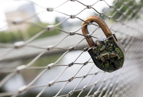 Roestige liefde hangslot vergrendelen — Stockfoto