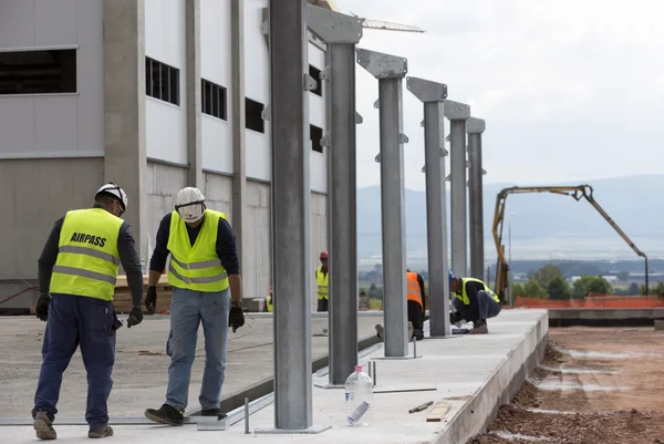 Planta de residuos fuera de los trabajadores del proceso —  Fotos de Stock