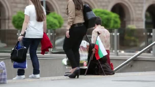 Homeless mendigo bandera búlgara — Vídeos de Stock