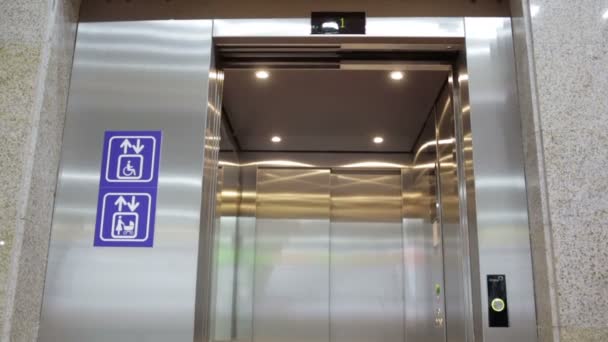 Lift geopend voor moeders en lichamelijk gehandicapten — Stockvideo